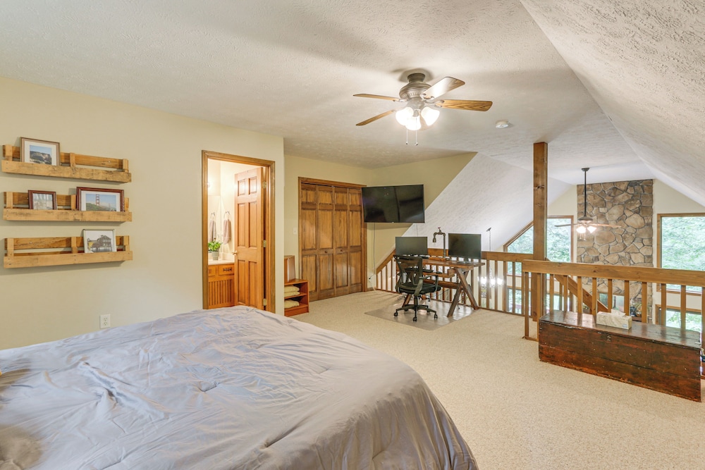 Great Cacapon Mtn Cabin w/ Private Hot Tub + Views