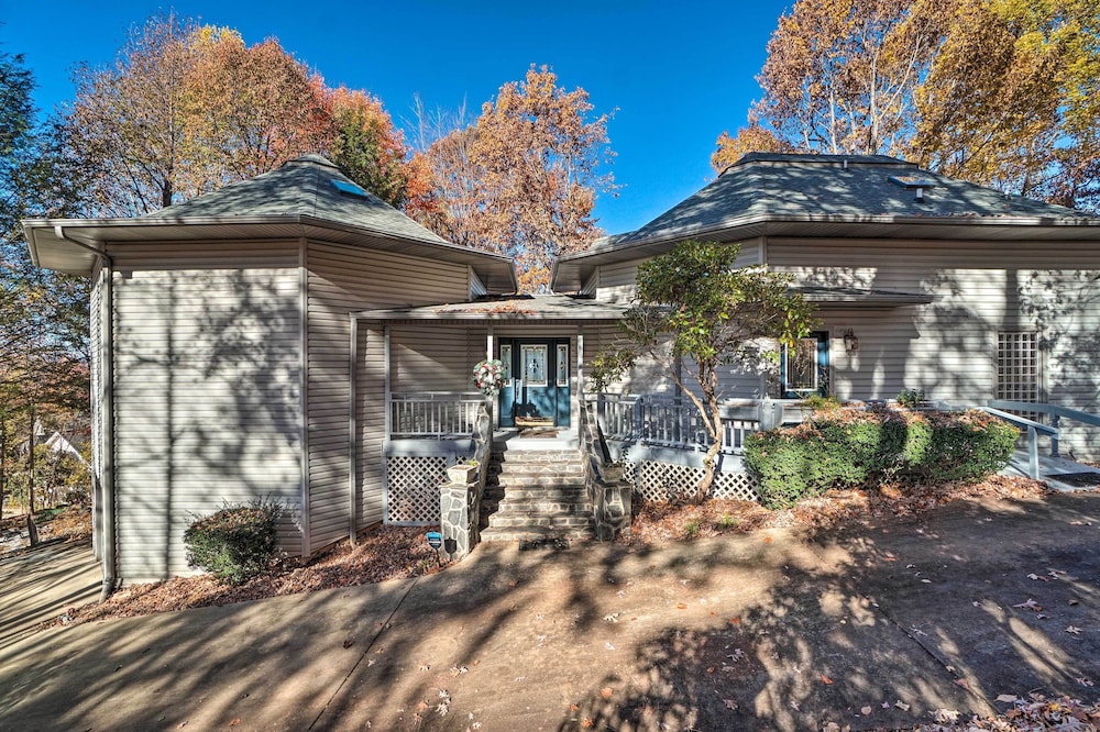 Luxury Living by Lake Chatuge w/ 10/10 Views! view 4
