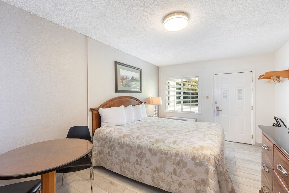 Vineyard Valley Inn