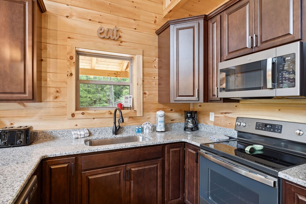 Hidden Cove Chalet 5 Bedroom Cabin by RedAwning view 5