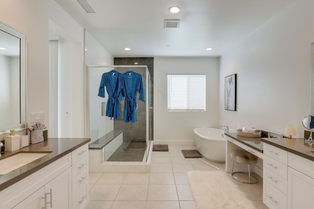 2 Mi to Fantasy Springs Casino: Lakefront Retreat!