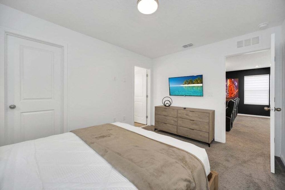 Movie Room, Pool, Theme Rooms Everything Included! 6 Bedroom Villa