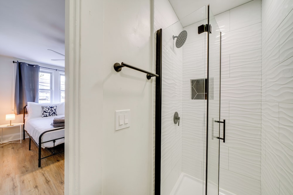 4 Mi to Dtwn: Pet-friendly Home in Pittsburgh