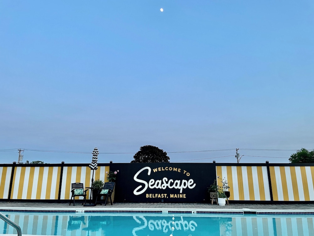 Seascape Motel & Cottages