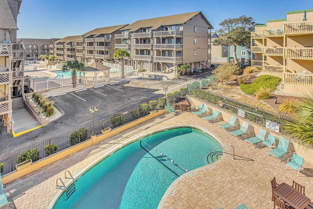 Walk to Ocean: Pool-view Condo in Myrtle Beach!