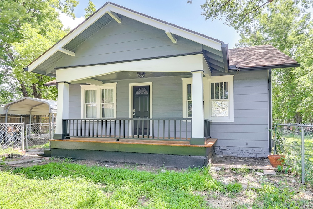 4 Mi to Dtwn: Charming Retreat in Wichita!
