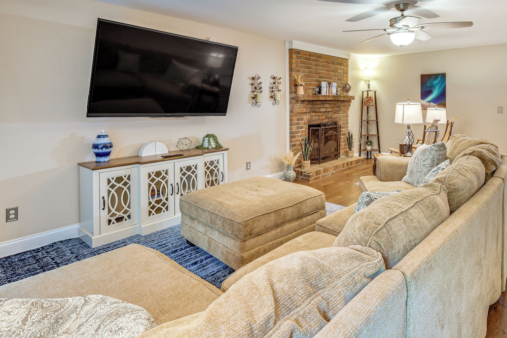 Creekside Cottage w/ Hot Tub: 8 Mi to Lake Chatuge