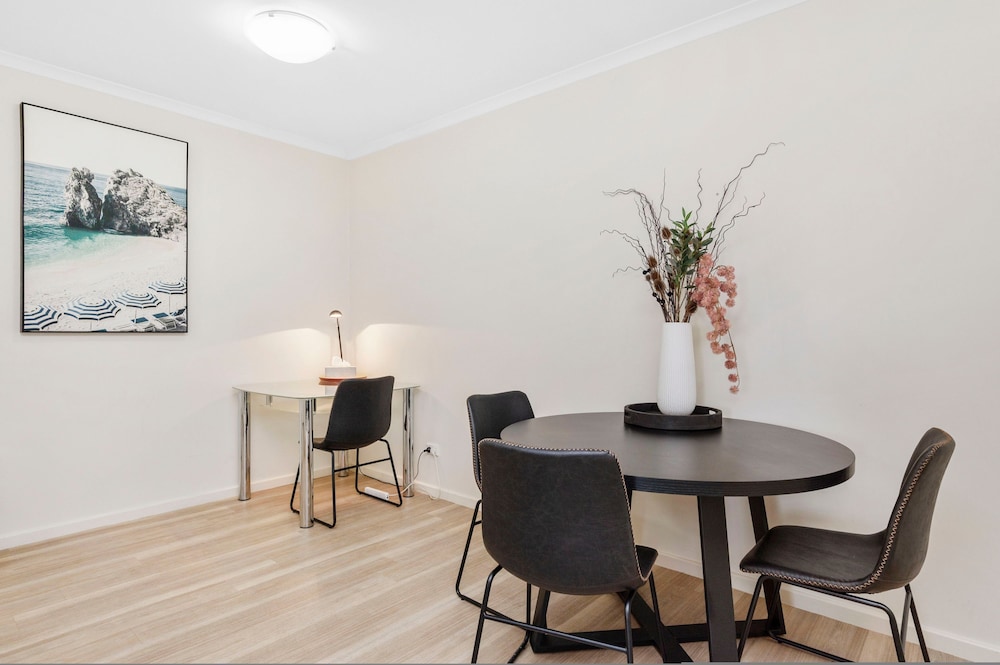 Spacious 1bdr Fast Wi-fi Near RAC Arena