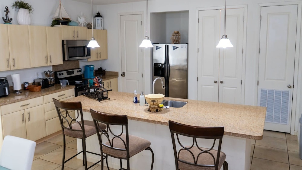 Channel Views Private Boat Slip Pool & Patio 3 Bedroom Apts