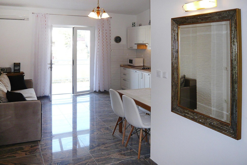 Sunny Terrace Apartment in Biograd