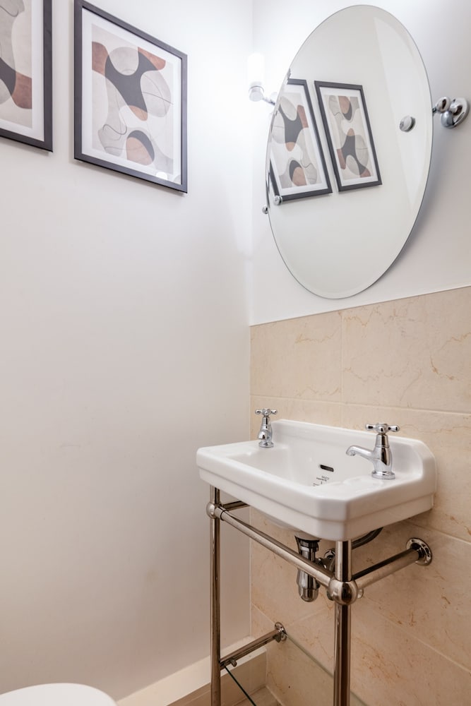 Stylish 3BR 2BA in Mayfair by Hyde Park