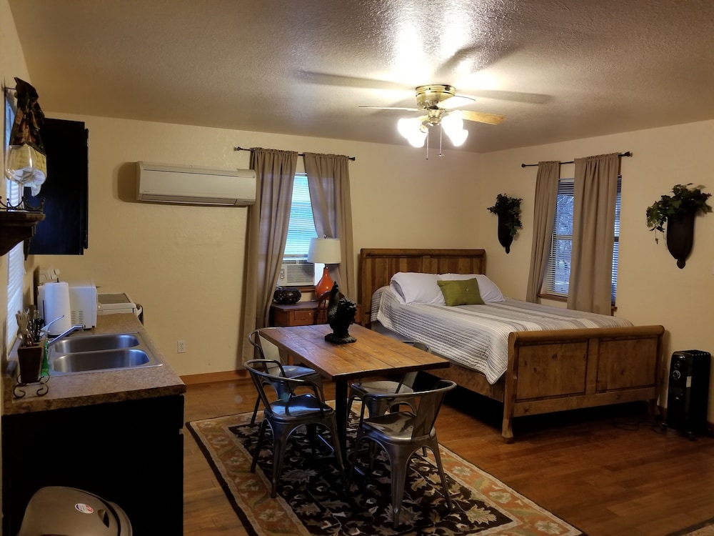 Mendelbaum Winery Guest Cabins