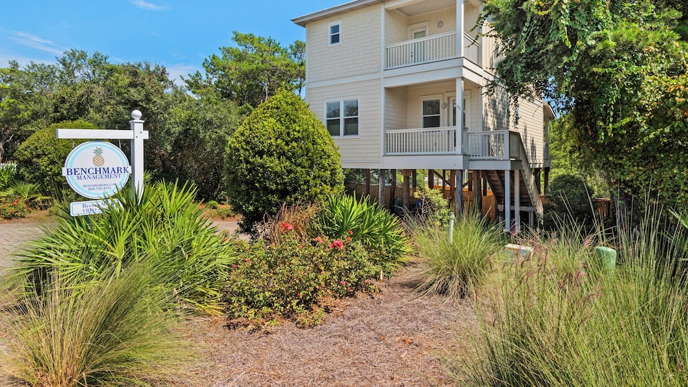 Stunning 4 Bd/4.5 BA - Free Wifi - Easy Walk to Beach