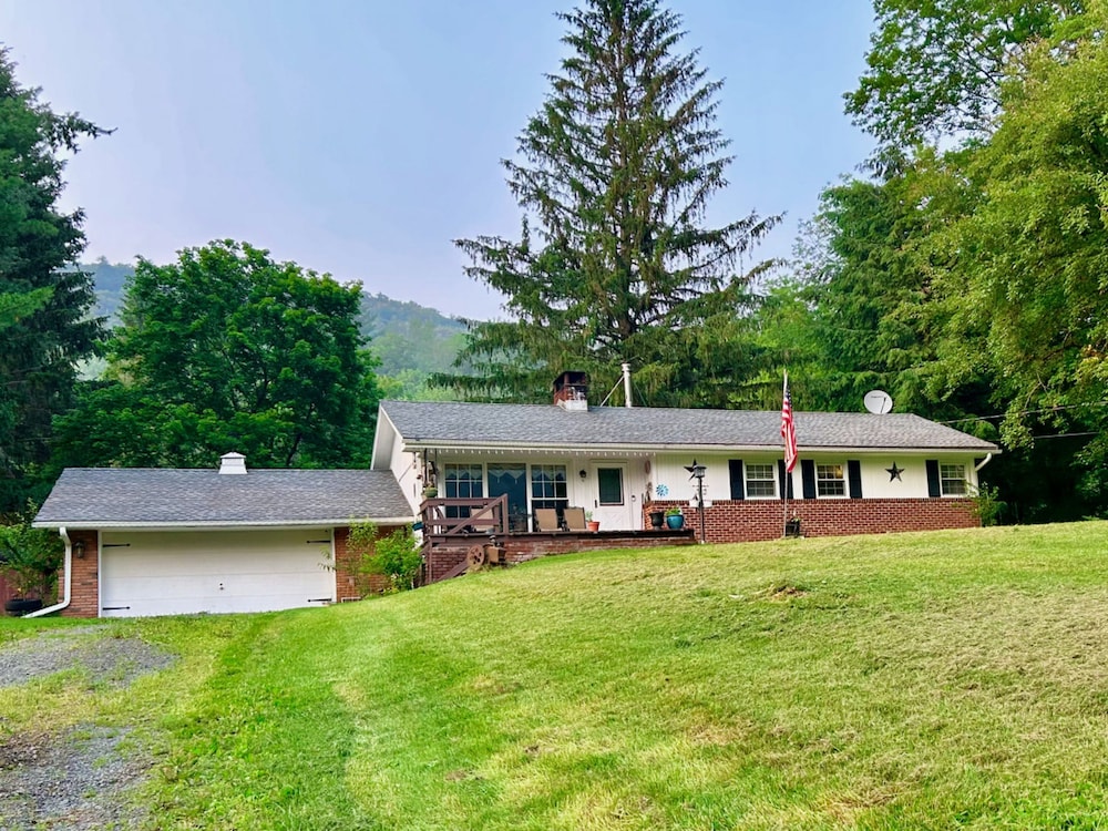 Amazing Hiking Cozy Home Close to Mountns Fireplace