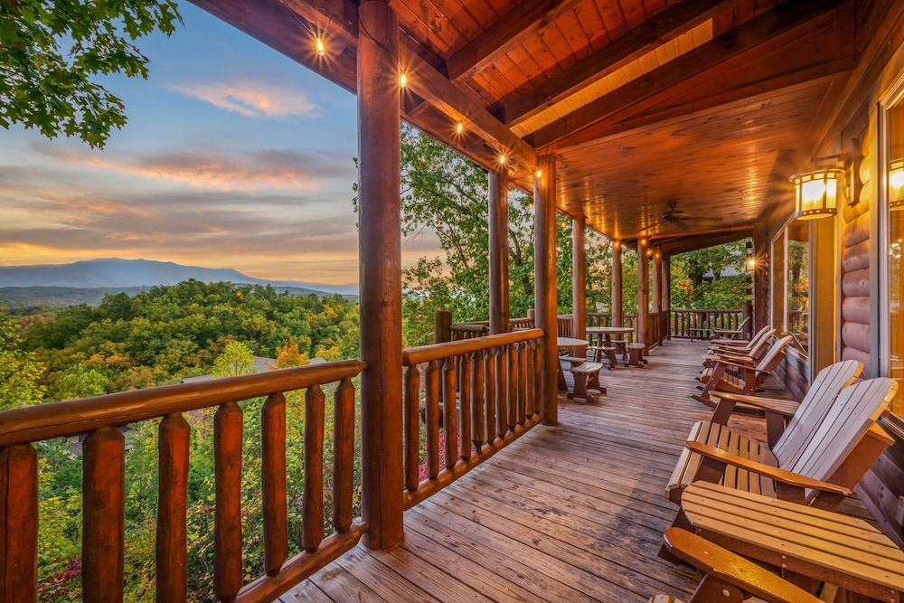 Grand View Lodge Panoramic Views Hot Tubs Game Room Theater Sleeps 56 Guests