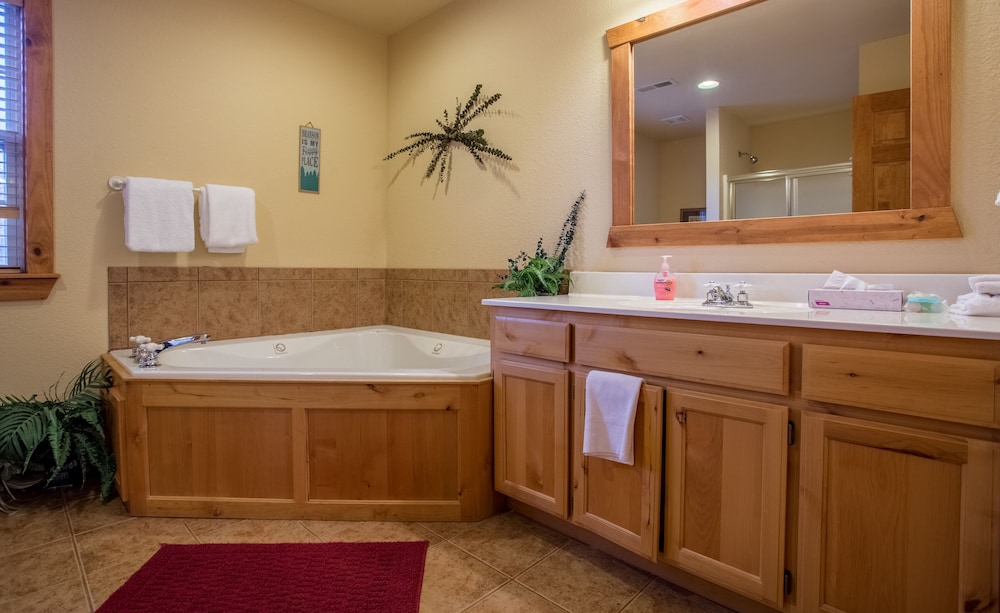 Mayberry Lodge 2 Bedroom Cabin by RedAwning