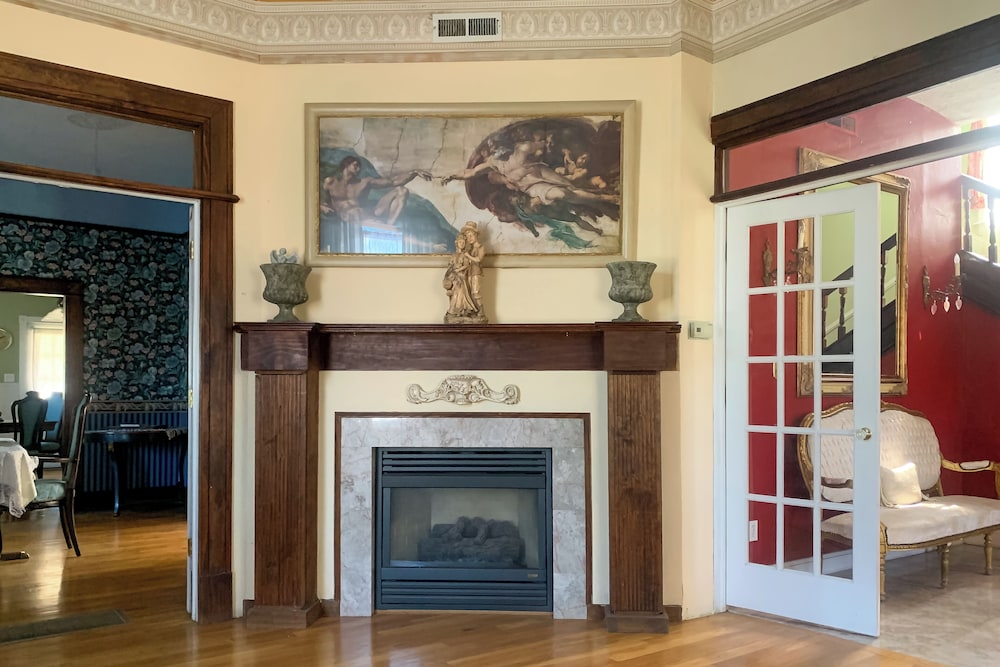 < 1 Mi to Downtown Abq: Historic Manor w/ Patio!