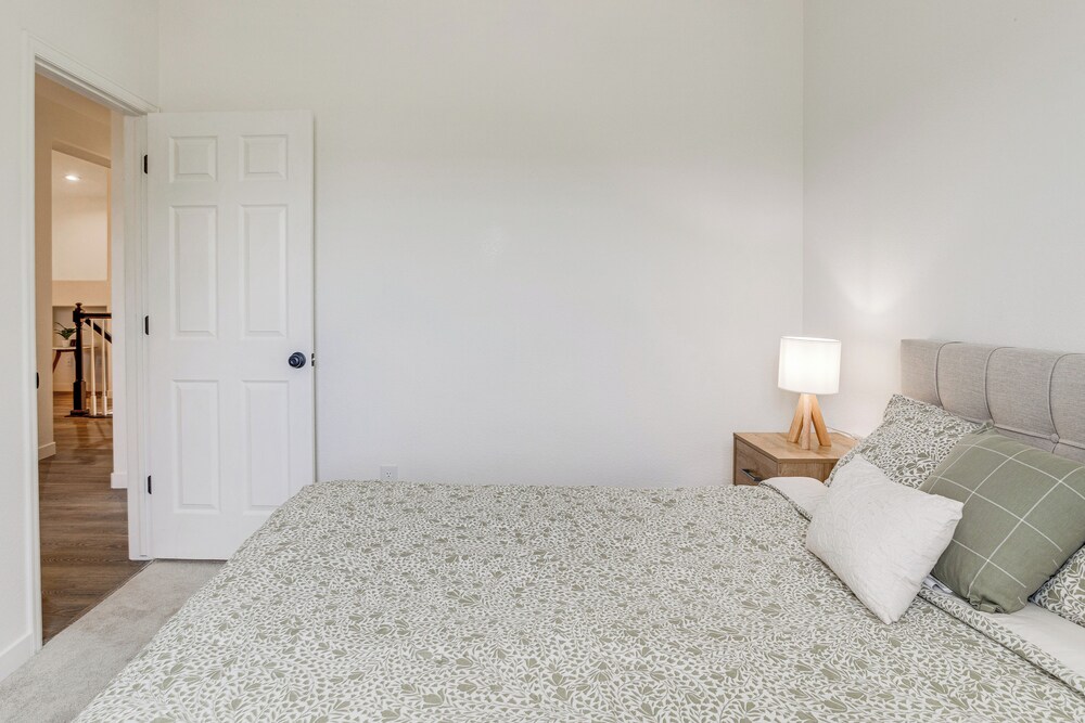 Seasonal Pool, Balcony: Quiet & Cozy Aurora Condo!
