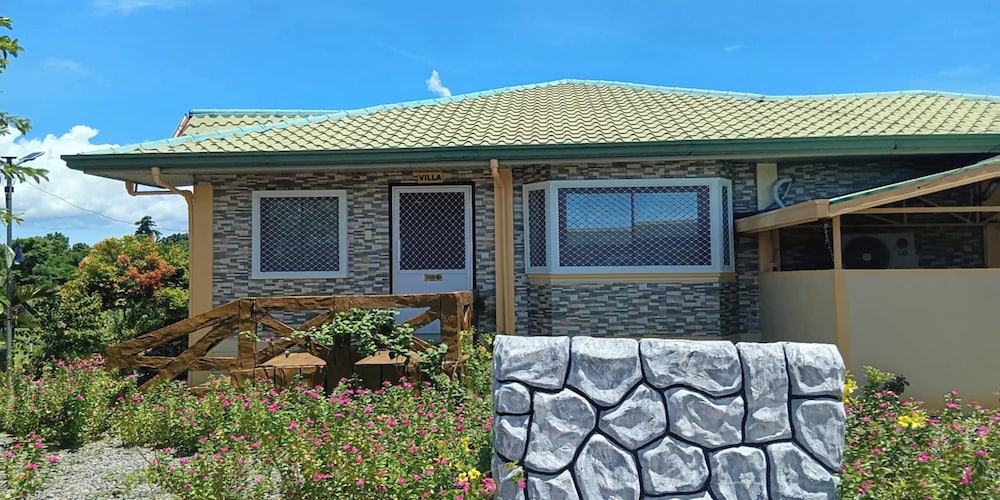 Michael's Homestay - Farm Villa near Patar Beach & Bolinao Falls