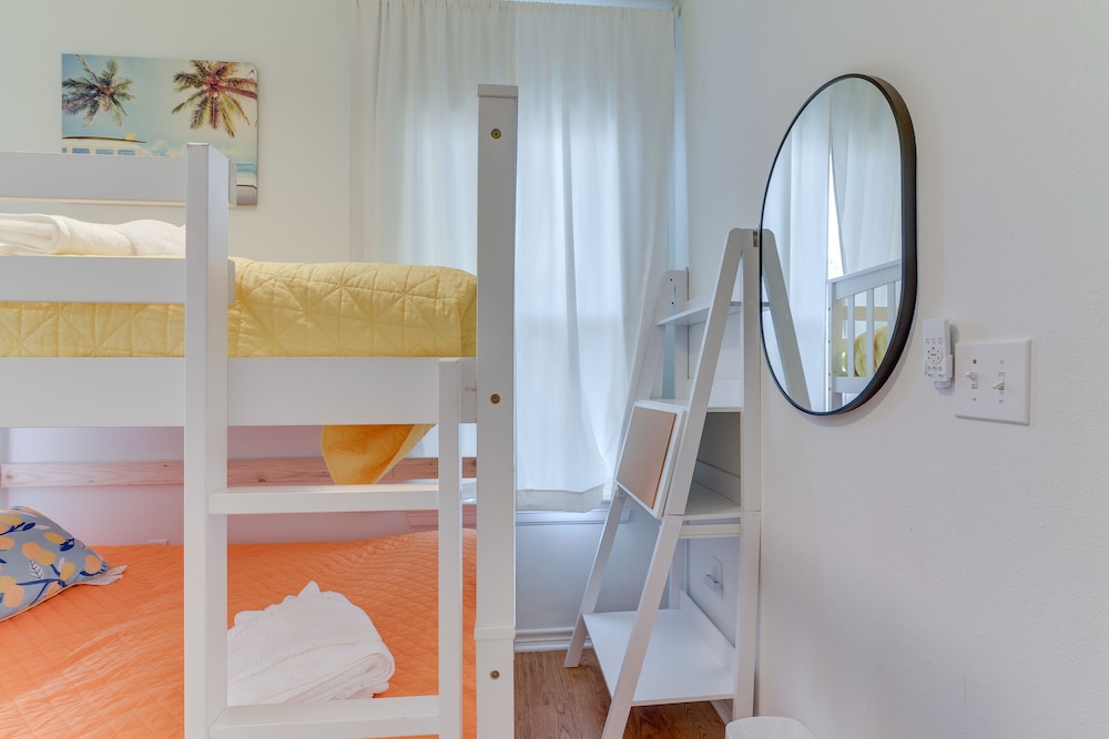 Walk to Beach: Colorful Home w/ Patio in Galveston view 3
