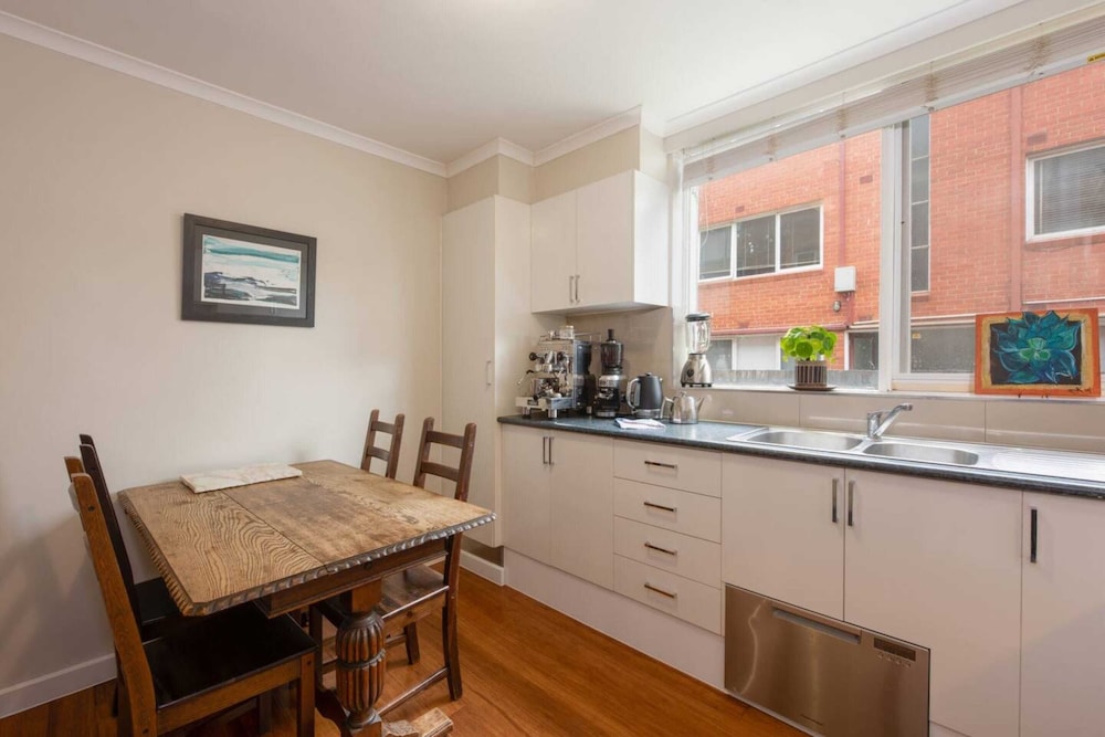 Light 2 Bedroom Apartment in Elwood With Balcony view 3