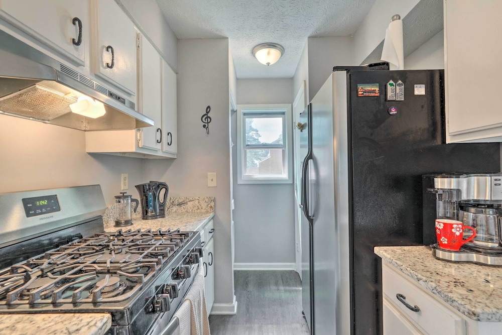 Norcross Townhome ~ 18 Mi to Dtwn Atlanta!