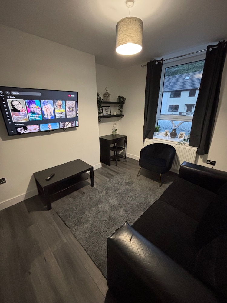 Shawforth - 2 Beds - Sleeps 4 - Street Parking