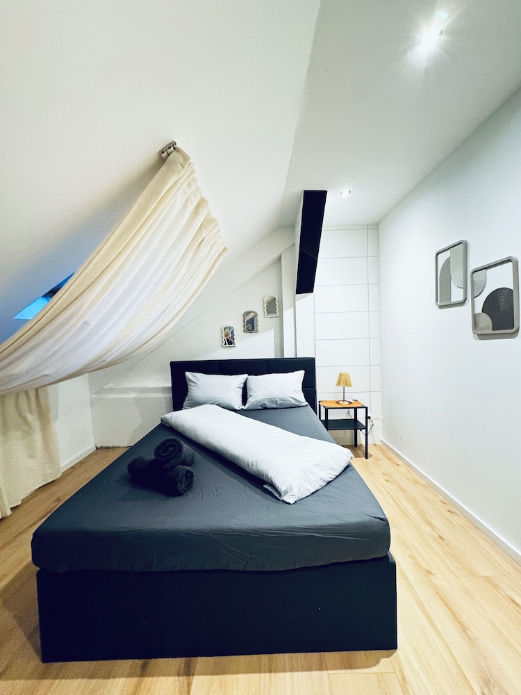 Comfortable 5 BR Apt near Schonbrunn