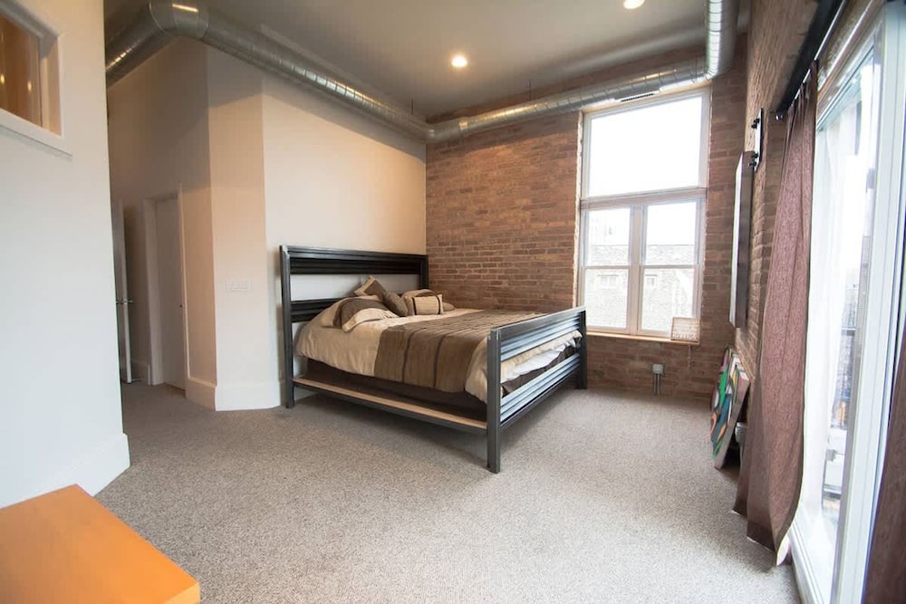 Amazing Wicker Park Penthouse With Skyline Views