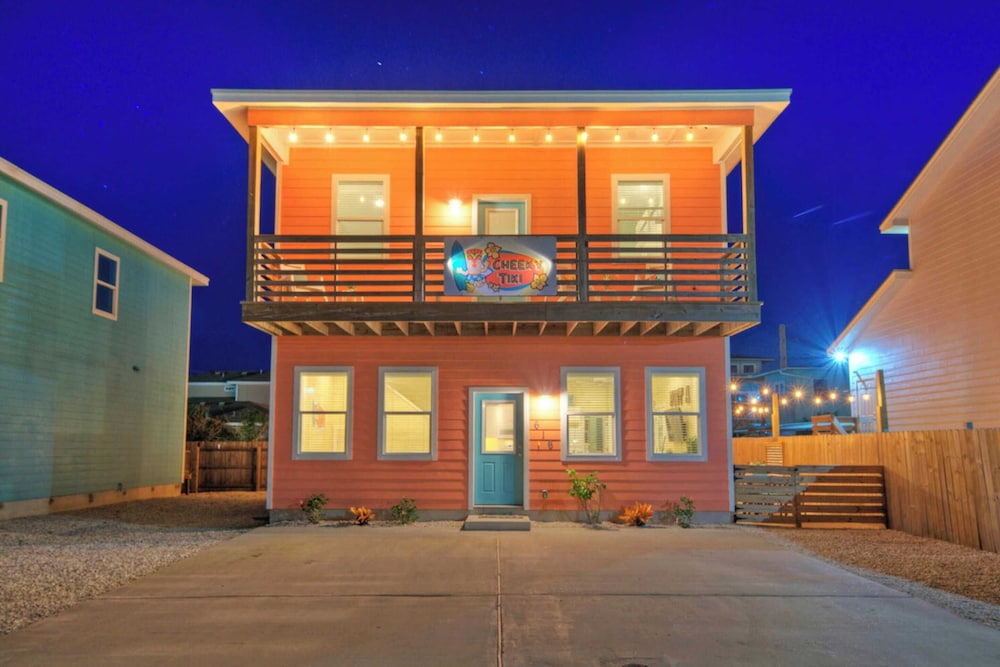 Sleeps 24, 2 Homes Pool, Backyard Tiki Bar, Fire Pit, Cornhole Walk to Beach