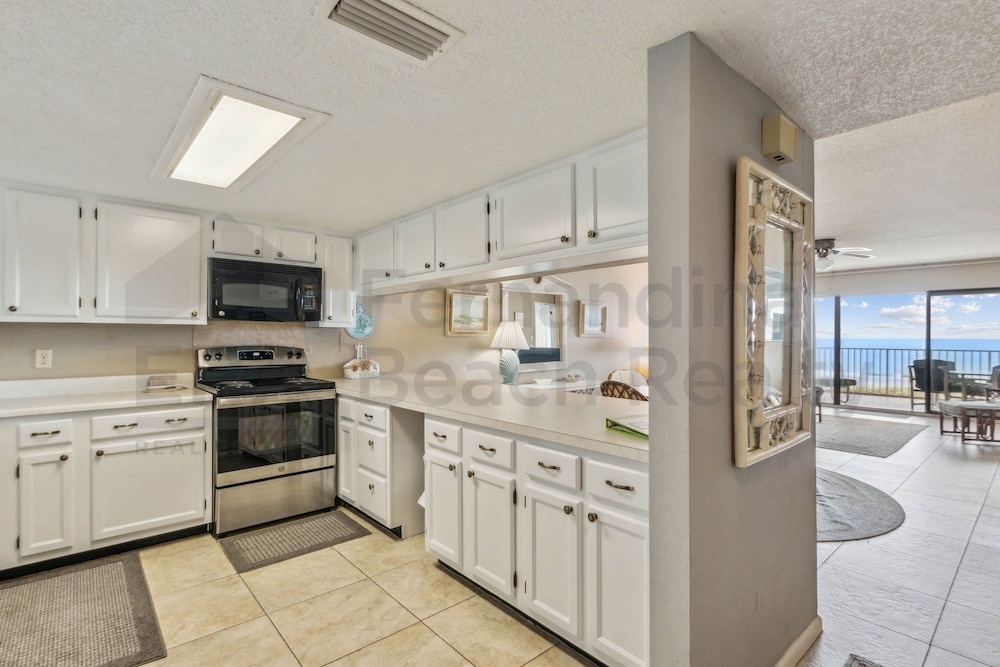 Ocean View Condo, Easy Acces to the Pool and Private Walkway to the Beach by RedAwning