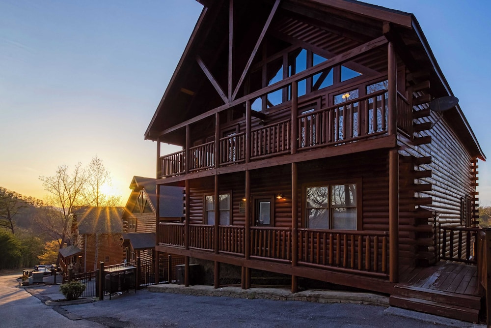 Hot Tub, Game Room, Movie Theater, View Sleeps 18 Lookout Lodge by Avantstay