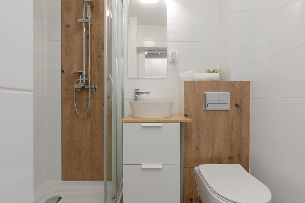 Stylish Studio Ochota by Renters view 3