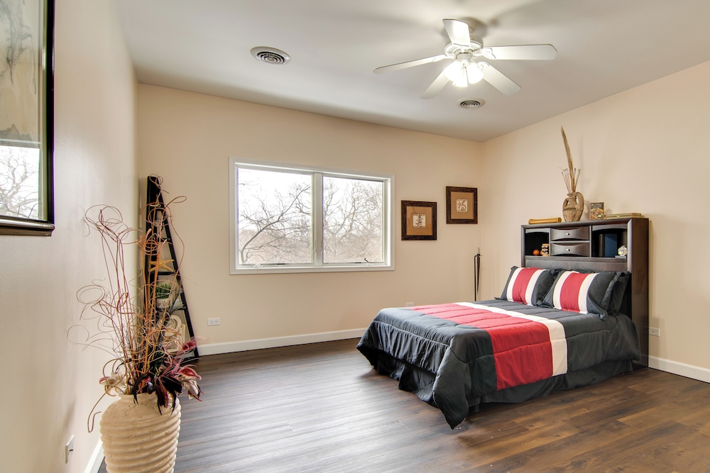 Hot Tub & Sauna: Hoffman Estates Villa in Elgin!