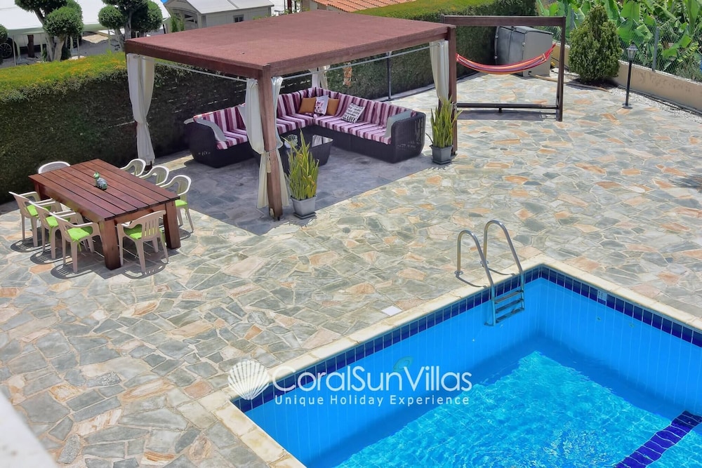 Family Villa Short Walk To Coral Bay Strip 5 Min and Pub, Shops etc