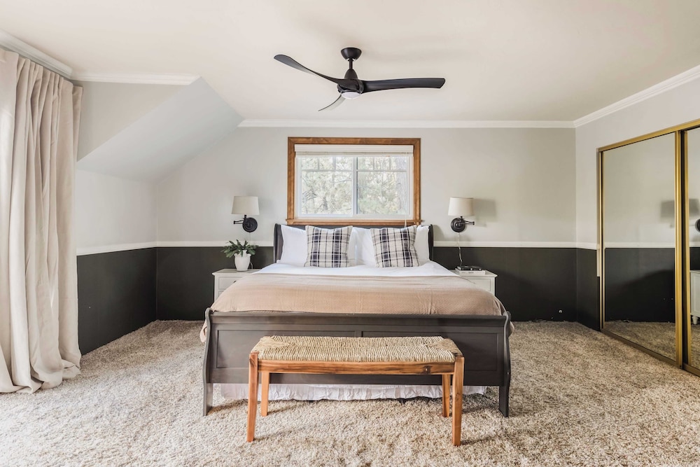 Sleeps 23 2 Homes, Lakefront, Private Dock, Hot Tub, Game Room, Swingset, View