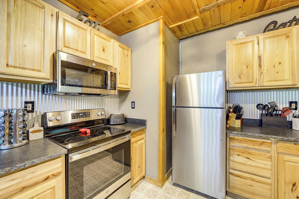 Mins to Dollywood: Boujee Bear Cabin w/ Hot Tub!