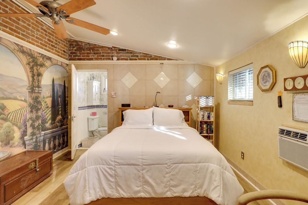 Close to Midtown! Cozy Reno 'river Cottage'