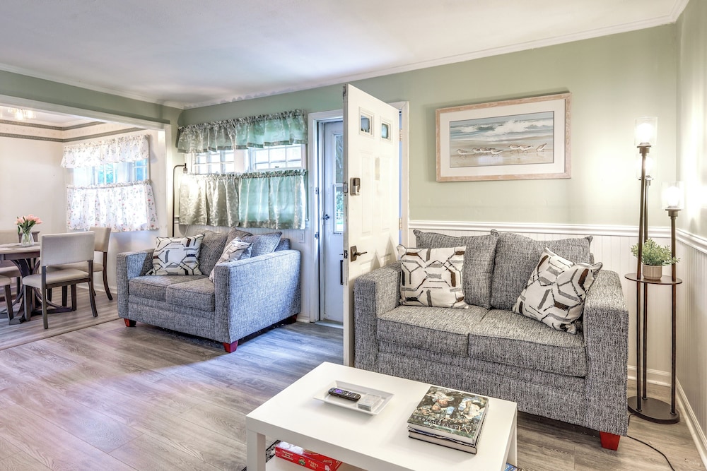 Cozy Cape Cod Cottage < 2 Mi to Beach!