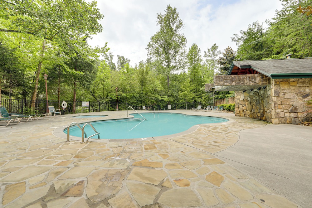 1 Mi to Dtwn Gatlinburg: Hot Tub Haven in Smokies!
