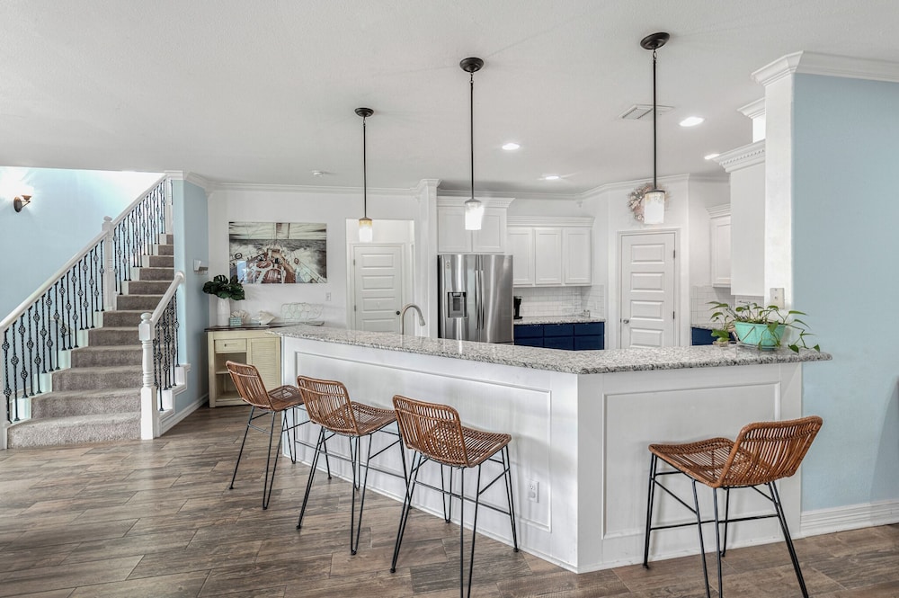 Sunrise Paradise - Pet Friendly! Community Pool!