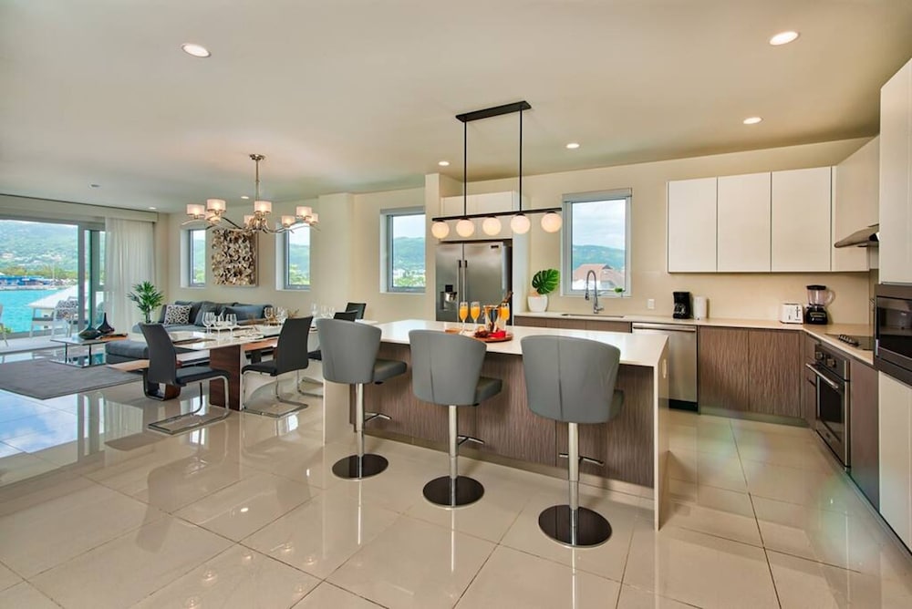 Stylish Paradise Luxury Waterfront Apartment at Soleil Residences