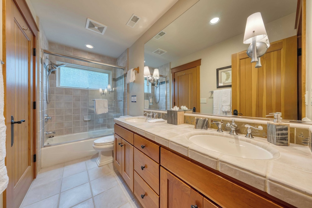 Cedars at Palisades by Avantstay Hot Tub, Resort Access, and Mountain Views