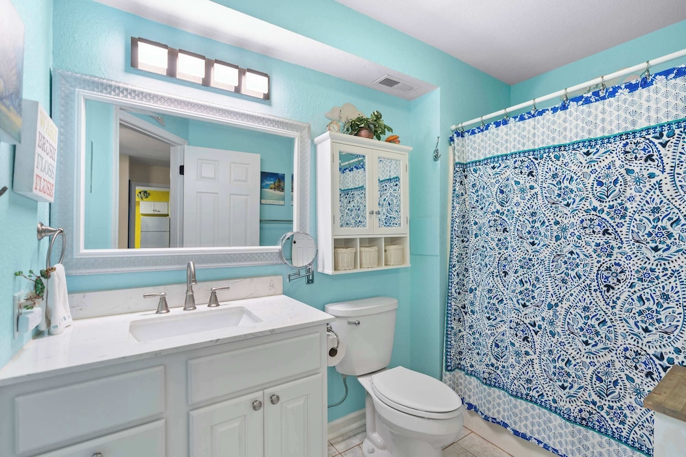 Latibe Retreat Lakefront Condo for 4 w/ Balcony & Pool Access