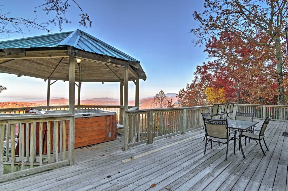 Hot Tub & Mtn Views: Scenic Cabin in Gatlinburg!
