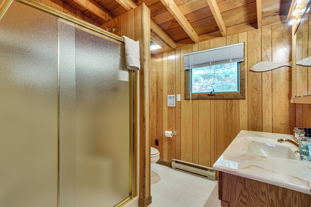 < 1 Mi to Lake: Cabin w/ Hot Tub in Greentown!