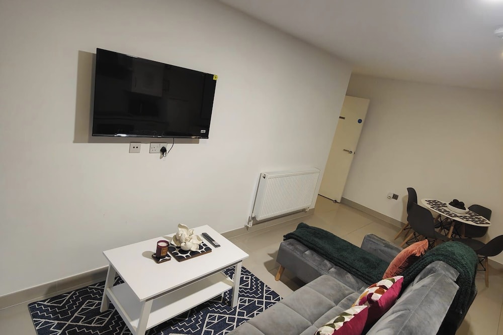 Leeds 3 Bed En-suites Apartment Retreat- Sleeps 9