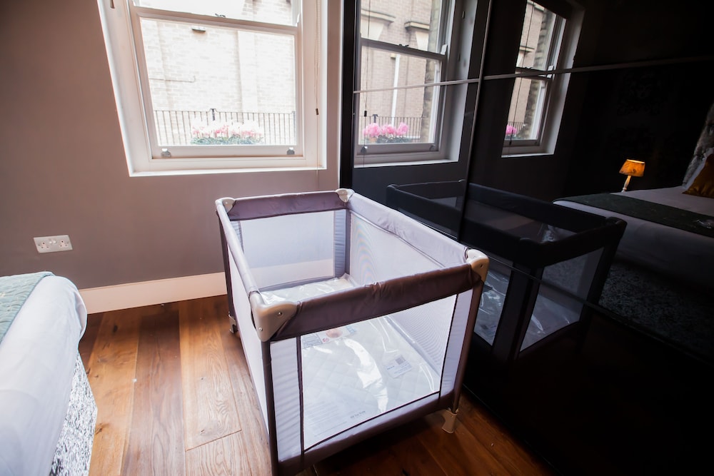 Modern Central Richmond Luxury Residence view 2