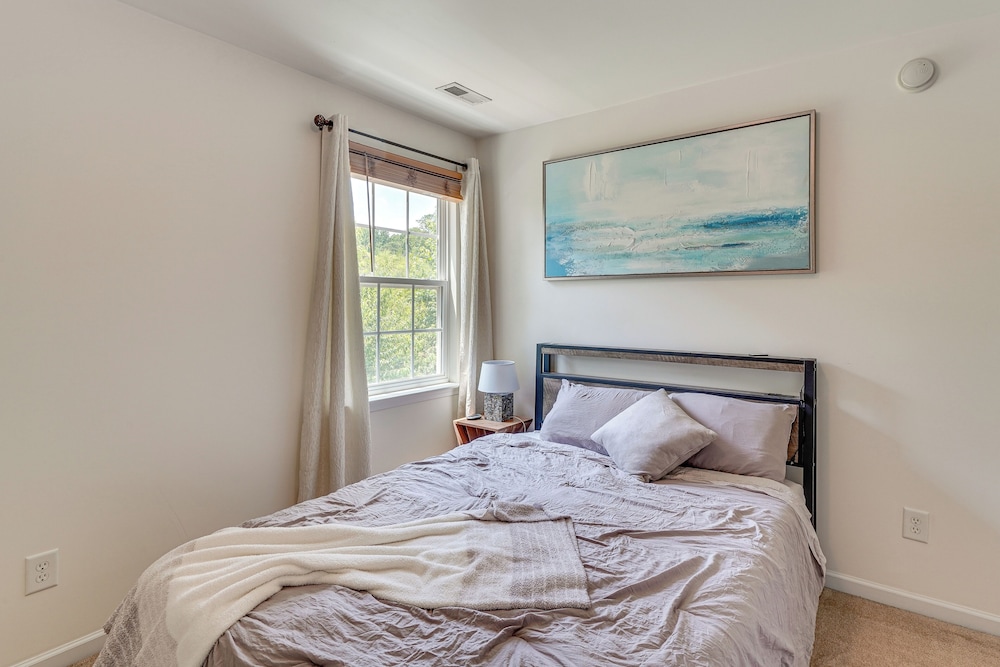 6 Mi to Dtwn Raleigh: Townhome w/ Fenced Patio!