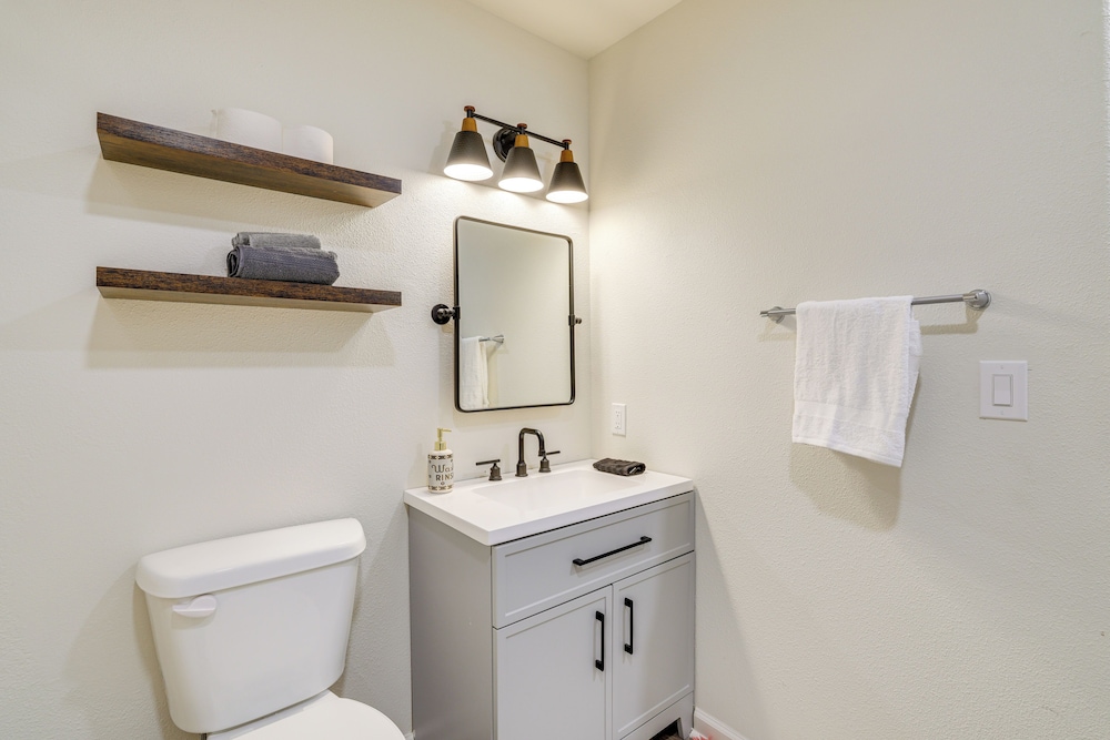 Lakefront Retreat w/ Game Room in Bella Vista!